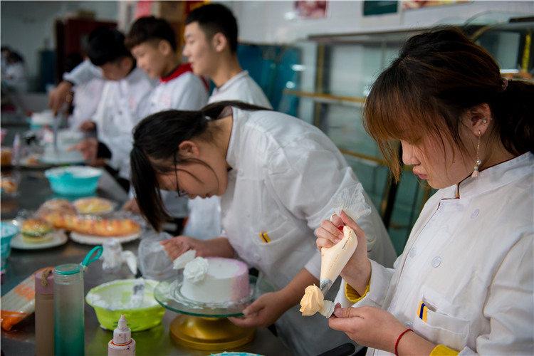 生日蛋糕班可以保障学员在培训之后，无论是传统蛋糕制作还是网红新品都能熟练掌握制作技巧
