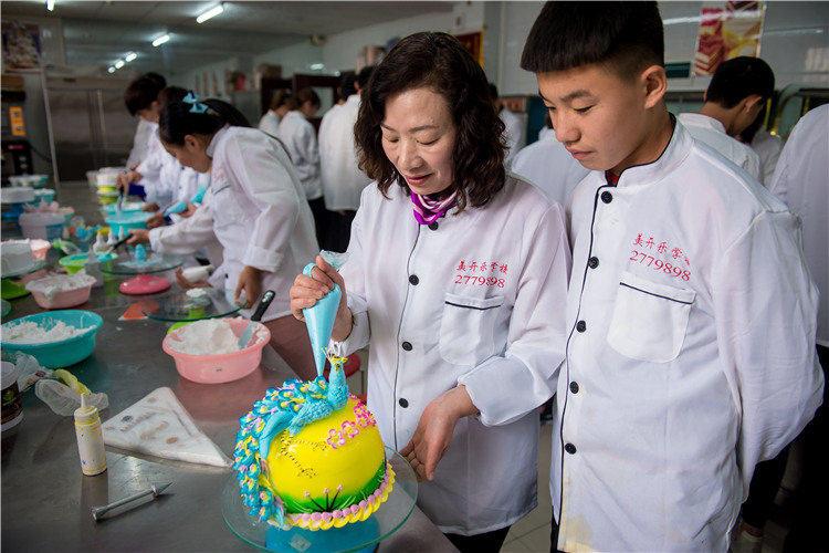 生日蛋糕班培养学生熟练把握和运用糕点的烘焙技术，熟知各类糕点的制作工艺流程以及西点、蛋糕等各种糕点的制作办法