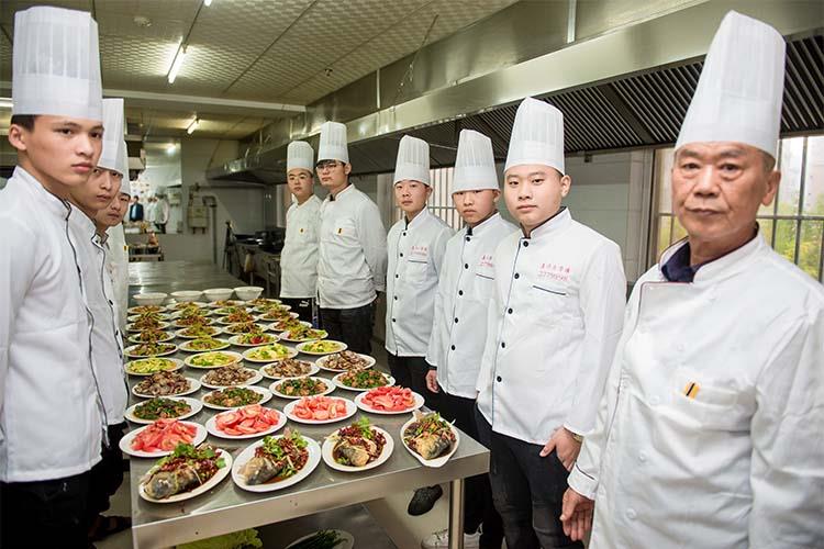 家常菜班从家庭制作菜肴这个角度出发，以中餐家常菜为主，包含30种热菜、冷拼、面点的学习