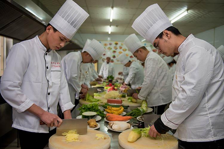 西式烹饪培训班从零基础入门课程开始，组织学生掌握各种基本功的学习、根据西餐的发展、西方各国的饮食特点