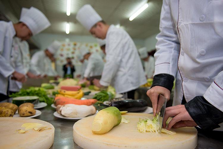 使培训对象能够具备从事西菜烹饪所需的基本的理论知识、专业技术及操作能力，胜任西式厨房内一般业务工作