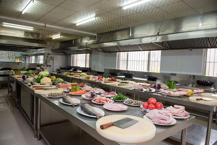 特色菜培训班是在参考学校现有课程的基础上，对一些热爱美食及烹饪的人群设计的特色课程