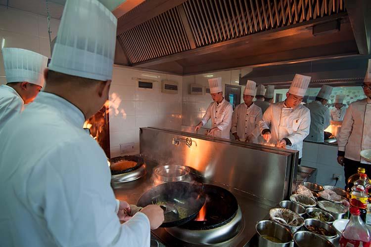 高级烹饪培训班具有培训和指导初级烹饪师的能力，达到熟练掌握烹饪工种的业务技术水平