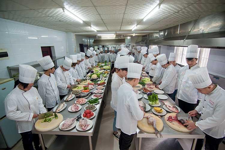 此阶段的学习要求学生熟练掌握各项烹饪基础技术，以及厨房设施设备的规范使用、维修和保养等技能