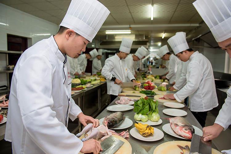 厨师高级特色班是培养学子精通八大菜系、经典菜品的制作技法及不同档次的宴席设计和制法