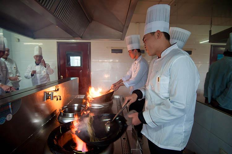 厨师高级特色班适用于零基础开始，无任何厨师基础，想成为专业厨师的人员