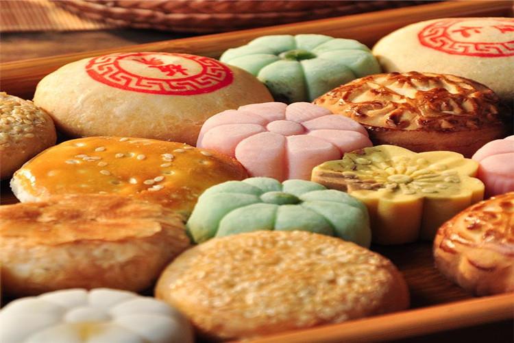 桂花糕是已有300多年历史，是用糯米粉、糖和蜜桂花为原料制作而成的美味糕点