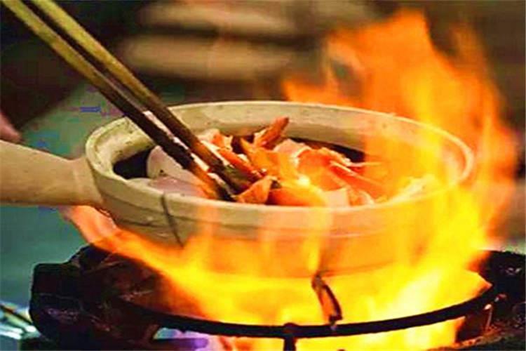 炖是一种独特的中国烹饪技术，主要用于烹饪更坚韧的肉类或家禽。食物在低火下非常缓慢地烹饪