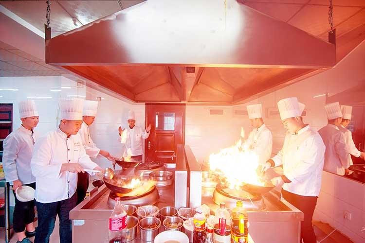 厨师烹调班主要包括烹调知识、原料加工技术与烹调技法，学习基本功及冷菜20个，热菜60个，菜系有南北菜品