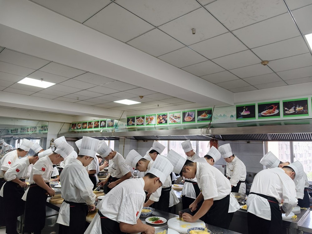 不必困于分数自我消耗  学真技术练硬本领  美开乐为少年铺就别样成才路