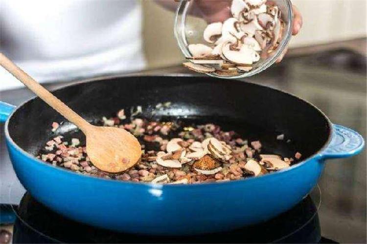 烹饪主要对食物作处理，例如切、刨、剁等方式让食物变碎而易于食用、腌渍或加入调味料使食物更可口、或加热食物等