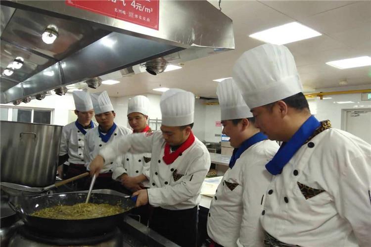 厨师的品行道德素质，即厨师在政治思想、道德品质方面具有水平和修养，作为一名社会主义中国的厨师