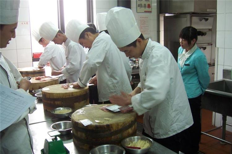 俗话说：“老阴阳，少厨子”，厨师工作是一种强度较大的劳动，要成为一名合格的厨师，从身体素质上讲，首先要有健康的体质