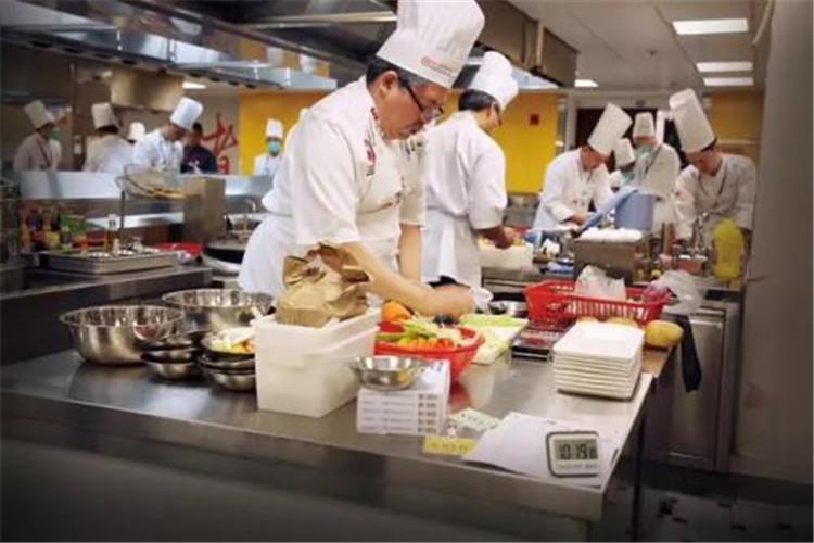 厨师的品行道德素质，即厨师在政治思想、道德品质方面具有水平和修养