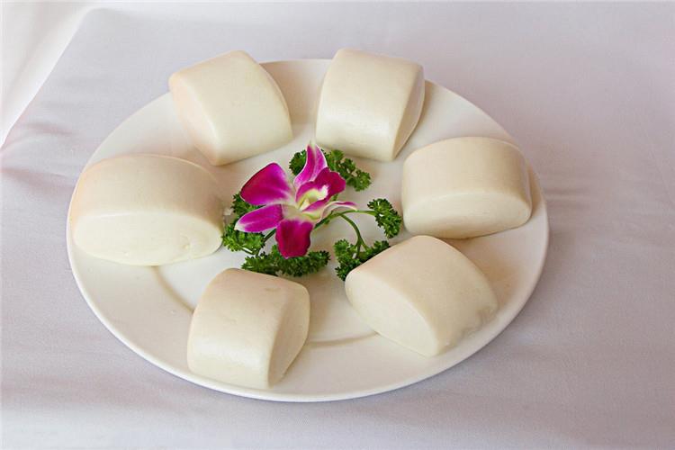 准备所需材料:面料500g、酵母5g、盐少许、香葱3根、温水250g、碱少许、食用油适量